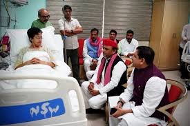 Akhilesh Yadav Visits Atishi at LNJP Hospital, Criticizes BJP's Governance