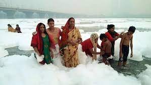 Woman Uses Toxic Foam to Wash Hair in Yamuna During Chhath Puja, Shocking the Internet